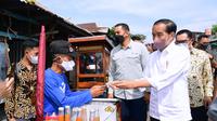 Presiden Joko Widodo (Jokowi) Sedang menyerahkan bantuan kepada pedagang di Pasar Cicaheum Bandung, Minggu (28/8/2022). (Dok. Biro Pers Sekretariat Presiden)