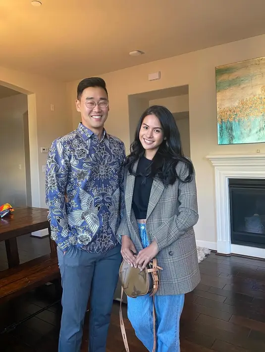 <p>Maudy Ayunda dan Jesse Choi saat menghadiri acara formal. Jesse Choi yang berdarah Korea Selatan tampak gagah mengenakan batik. (Foto: Instagram/ jessechoi_)</p>