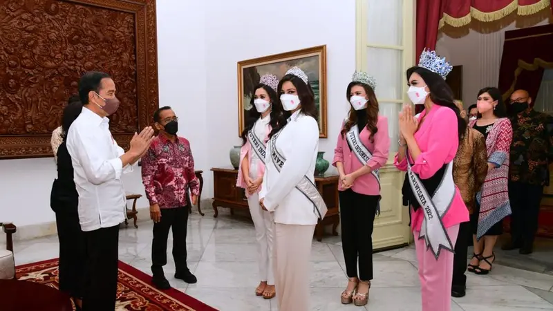 Presiden Jokowi saat menemui Puteri Indonesia 2022, Puteri Indonesia Lingkungan 2022 Cindy May McGuire, dan Puteri Indonesia Pariwisata 2022 Adinda Chresheilla di Istana Kepresidenan Jakarta.