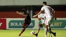 Gelandang PSM Makassar, Saldi (kiri) menendang bola yang coba dihadang bek Persija Jakarta, Yann Motta Pinto (tengah) dalam laga leg pertama semifinal Piala Menpora 2021 di Stadion Maguwoharjo, Sleman, Kamis (15/4/2021). Kedua tim bermain imbang 0-0. (Bola.com/Ikhwan Yanuar)