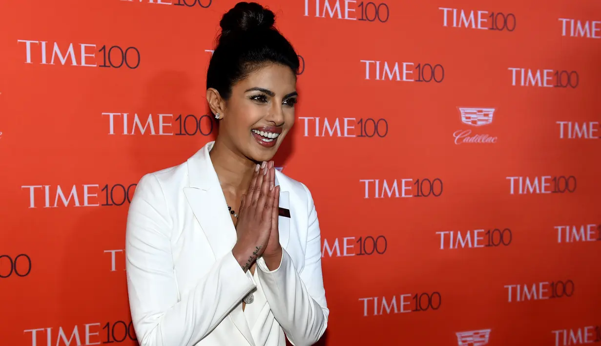 Senyum manis Priyanka Chopra  ketika tiba di karpet merah acara Time 100 Gala 2016 di New York, Selasa (26/4). Aktris Bollywood yang tengah berkarier di Hollywood itu tampil dengan riasan minimalis. (TIMOTHY A. CLARY/AFP)