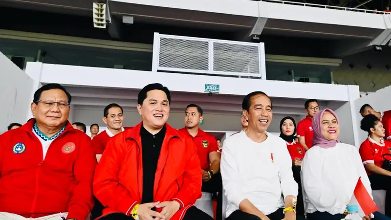 Presiden Joko Widodo atau Jokowi bersama Ibu Negara Iriana menyaksikan FIFA Matchday antara Timnas Indonesia melawan Timnas Argentina di Stadion Utama Gelora Bung Karno (GBK) Jakarta, Senin (19/6/2023).