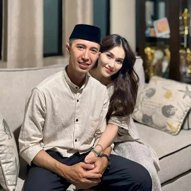 Ayu Ting Ting bersama Muhammad Fardhana. [Foto: Instgram/derazala]