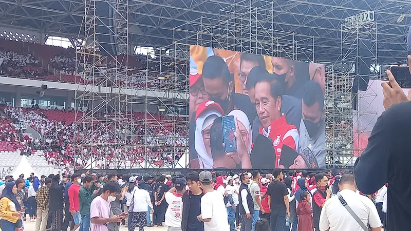 Jokowi menghadiri acara ribuan relawan di GBK Senayan