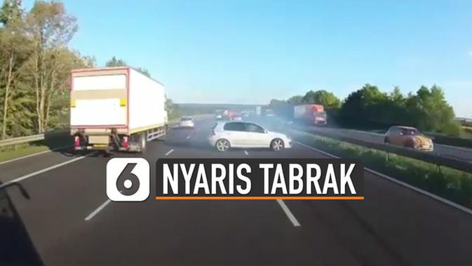  VIDEO  Tipis Banget Detik  Detik  Bus Nyaris Tabrak Mobil 