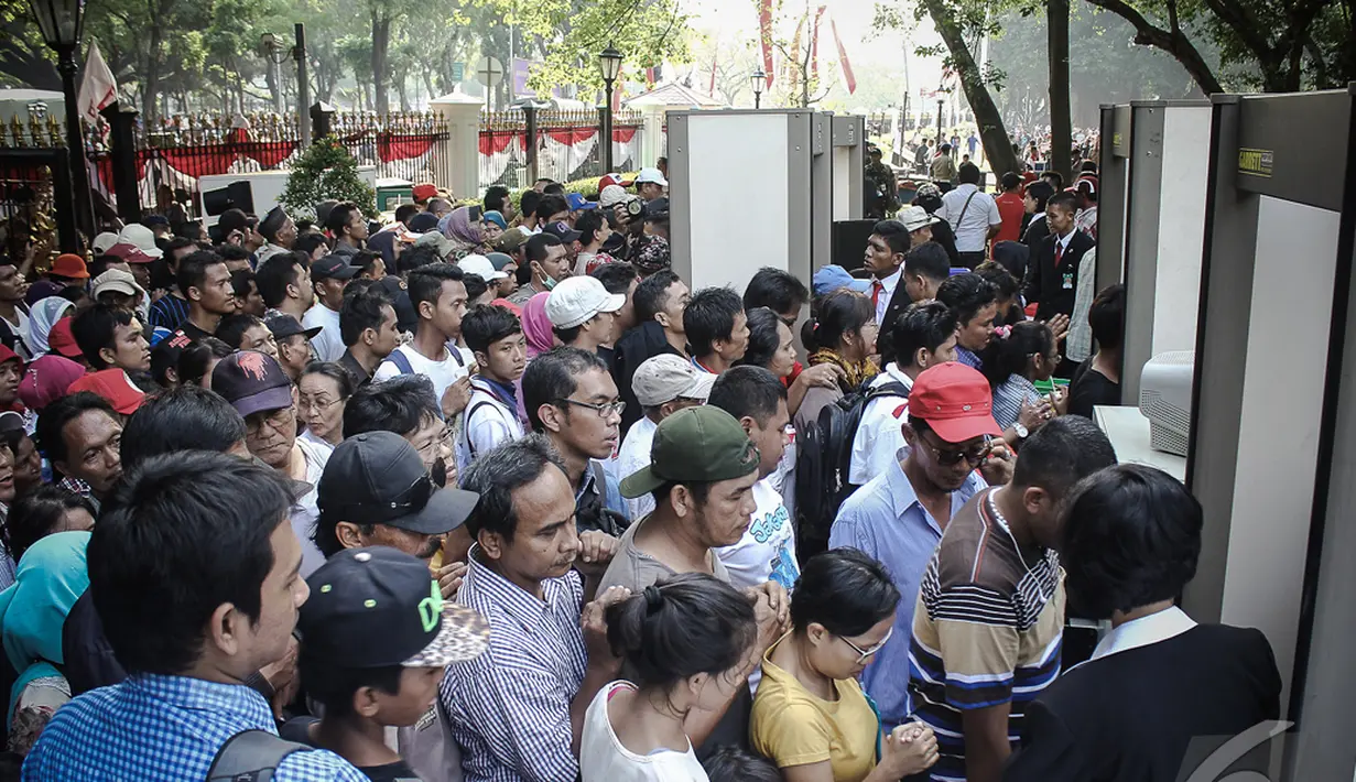 Ribuan massa harus rela antri demi bisa memasuki Istana Negara, Jakarta, Senin (20/10/2014) (Liputan6.com/Faizal Fanani)