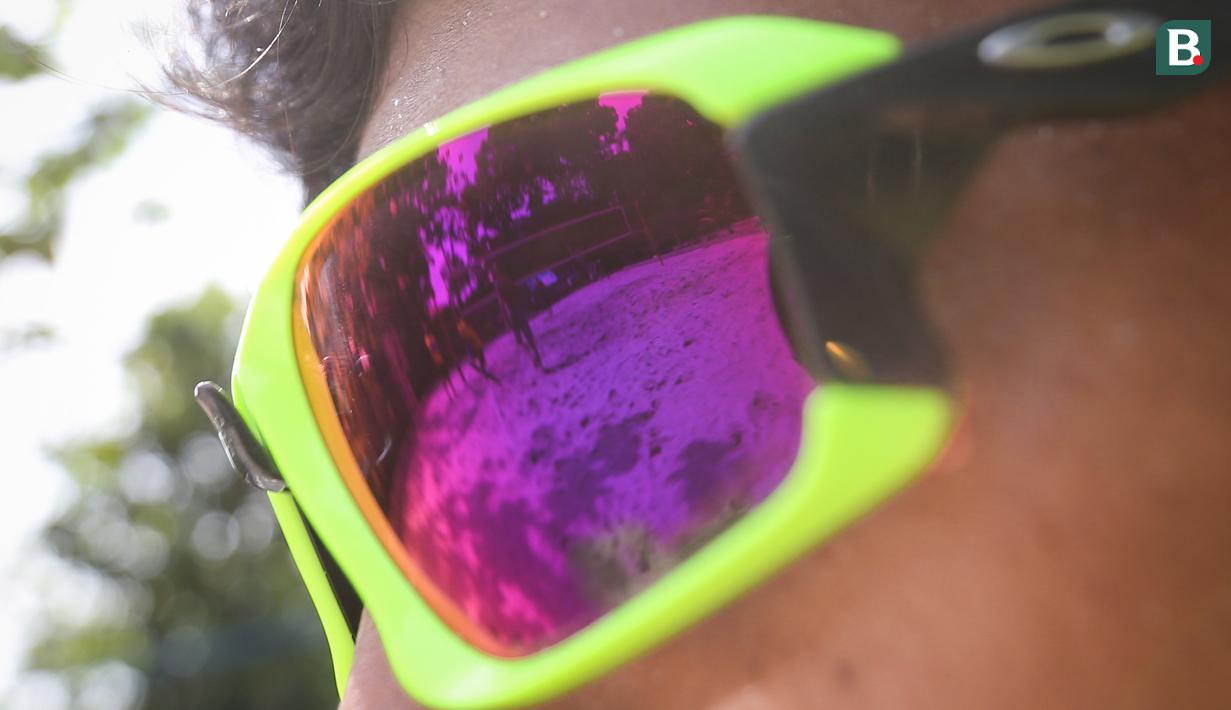 <p>Refleksi suasana latihan Voli Pantai Putra Indonesia dari kacamata untuk persiapan Games 2021 di Padepokan Voli Jenderal Kunarto, Sentul, Rabu (27/04/2022). (Bola.com/Bagaskara Lazuardi)</p>