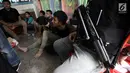 Sejumlah tersangka tertunduk lesu usai polisi menggerebek peredaran narkoba di kawasan Kampung Ambon, Cengkareng, Jakarta Barat, Rabu (24/1). Dalam penggerebekan tersebut polisi menangkap enam tersangka. (Liputan6.com/Arya Manggala)