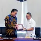 Menteri Perdagangan Zulkifli Hasan (Zulhas) saat menerima laporan hasil pemeriksaan BPK RI atas laporan keuangan Kemendag tahun anggaran 2022 hari ini, pada Selasa (11/7/2023) di Kantor Kementerian Perdagangan, Jakarta.