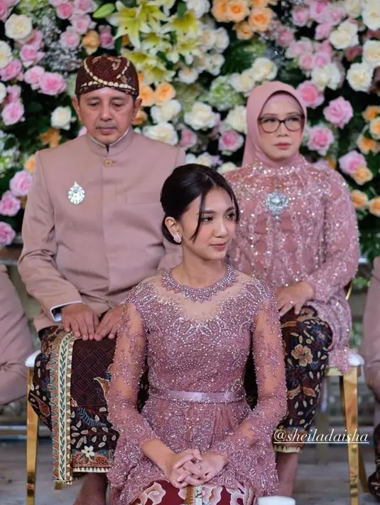 Masih dengan nuansa pastel, kebaya Ayung Berinda ini memiliki aksen berupa ikat pinggang dan peplum yang dipenuhi detail bordir dan payet perak. (Instagram/ayungberinda).
