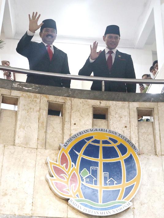 Usai pelantikan, Hadi Tjahjanto bersama Agus Harimurti Yudhoyono langsung menggelar prosesi serah terima jabatan Menteri ATR/Kepala BPN. (Liputan6.com/Angga Yuniar)