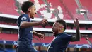 Bek Paris Saint-Germain (PSG), Marquinhos berselebrasi dengan Neymar usai mencetak gol ke gawang RB Leipzig pada semifinal Liga Champions di Estadio da Luz, Lisbon, Selasa (18/8/2020). PSG melaju ke final Liga Champions setelah mengalahkan Leipzig tiga gol tanpa balas. (AP Photo/Manu Fernandez)