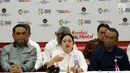 Menko PMK Puan Maharani bersama Menpan-RB yang juga sebagai CdM Asian Games 2018 Syafruddin memberikan keterangan kepada wartawan pasca penyelenggaraan Asian Games 2018 di kantor Kemenko PMK, Jakarta, Senin (3/9). (Liputan6.com/Johan Tallo)