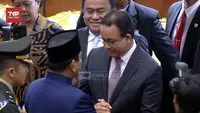 Momen akrab Prabowo Subianto dan Anies Baswedan saling menggenggam tangan usai Pelantikan Presiden 2024-2029 di Gedung MPR. (Foto: TV Parlemen)