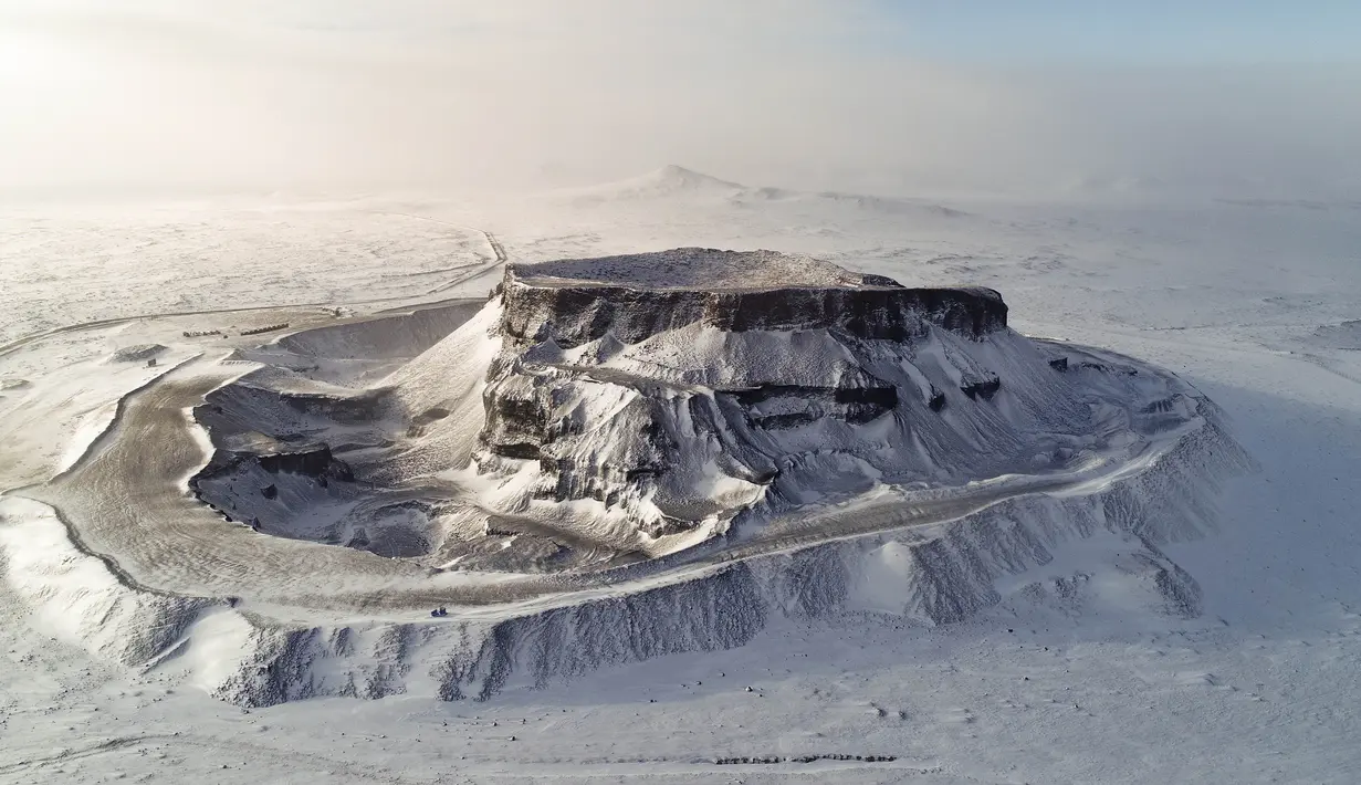 Foto dari udara yang diabadikan pada 28 November 2020 ini menunjukkan pemandangan gunung berapi yang berselimut salju di Ulanqab, Daerah Otonom Mongolia Dalam, China utara. (Xinhua/Wang Zheng)