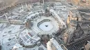 Pandangan dari udara menunjukkan suasana Masjidil Haram di Kota Suci Mekkah, Arab Saudi, 6 Maret 2020. Masjidil Haram merupakan masjid terbesar di dunia, diikuti oleh Masjid Nabawi di Madinah al-Munawarah. (Bandar ALDANDANI/AFP)