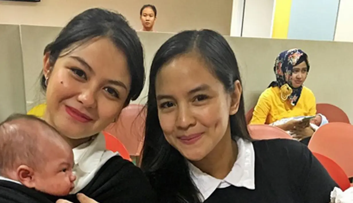 Senyum ceria kedua ibu cantik ini saat bertemu Revalina di dokter anak.  Dengan busana nuansa hitam dan putih. Terlihat kompak meski tidak janjian. (Instagram/@intan_nuraini23)