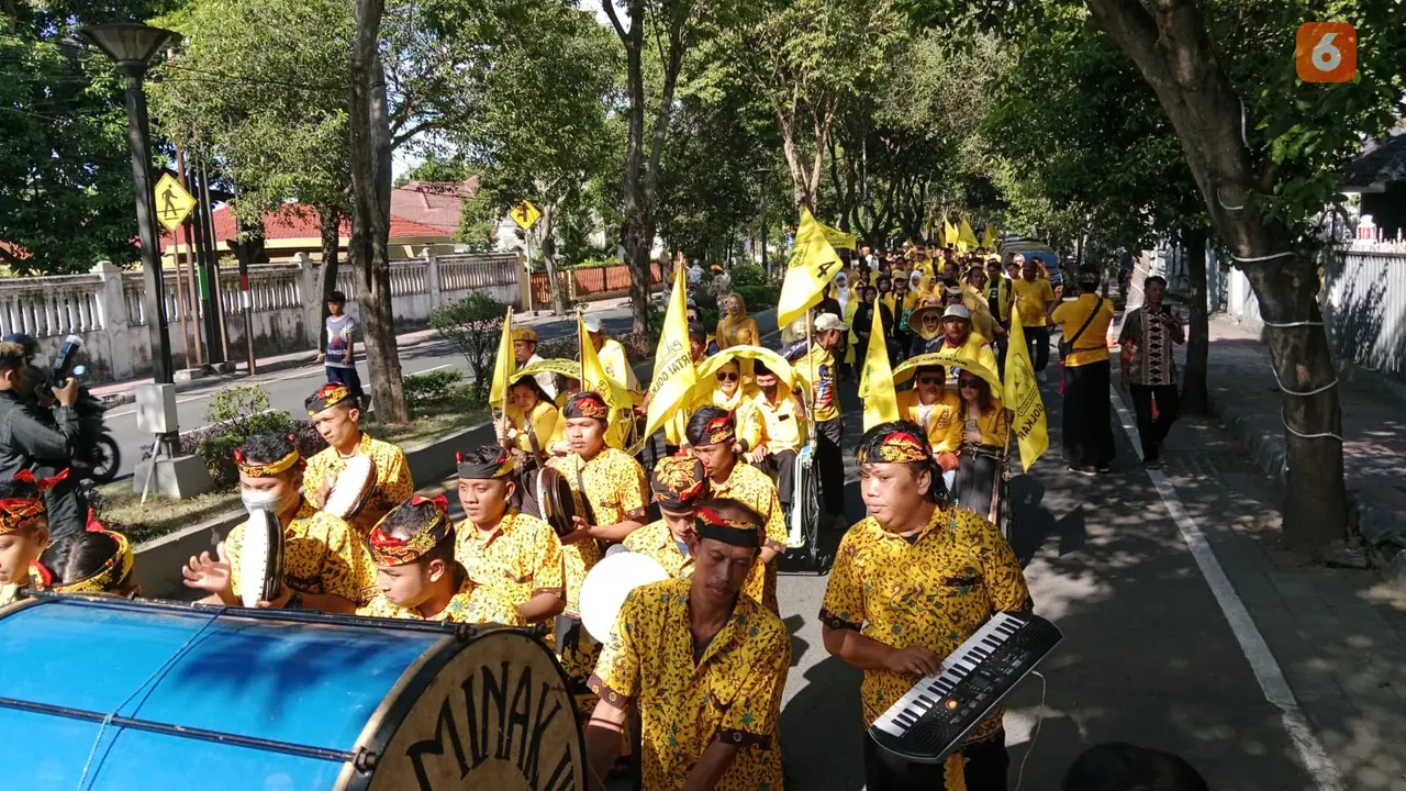 Iring-iringan ratusan kader Partai Golkar Banyuwangi menuju Kantor KPU untuk mendaftar sebagai bacaleg Pemilu 2024 (Hermawan Arifianto/Liputan6.com)