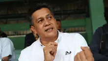 Ketua Asosiasi Asprov PSSI, Gusti Randa bercerita perihal pengunduran dirinya sebagai anggota Exco PSSI di Lapangan Sumantri Brojonegoro, Jakarta, Kamis (21/4/2016). (Bola.com/Nicklas Hanoatubun)