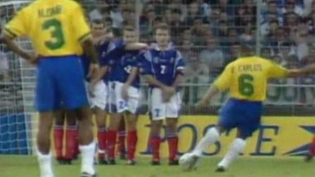Tendangan pisang Roberto Carlos ke gawang Prancis (thethao.vnexpress.net)