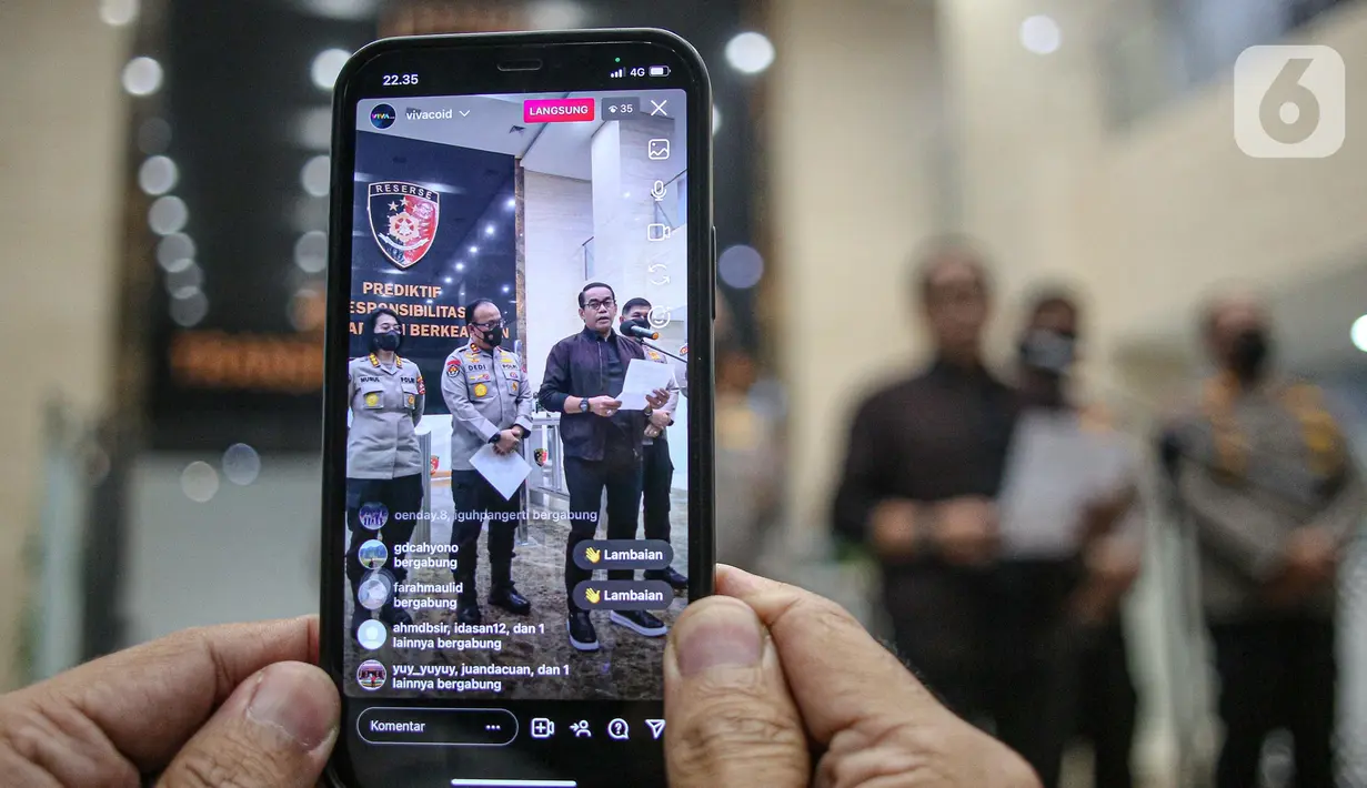 Sebuah smartphone merekam konferensi pers terkait penetapan tersangka ajudan Kadiv Propam Polri nonaktif Irjen Pol Ferdy Sambo, Bharada E sebagai tersangka terkait kasus kematian Brigadir J di Mabes Polri, Jakarta, Rabu (3/8/2022). Kematian Nofriansyah Yoshua Hutabarat alias Brigadir J menjadi sorotan publik setelah ditemukannya banyak dugaan bentuk kekerasan, seperti luka bekas sayatan, jari dan bahu yang patah. (FOTO: Dok. Istimewa)
