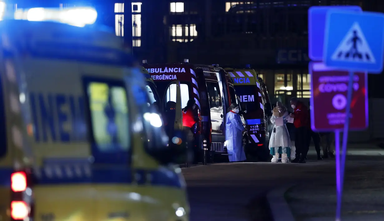 Ambulans tiba di rumah sakit Santa Maria di Lisbon di mana yang lainnya sudah antre menunggu untuk menyerahkan pasien COVID-19, Kamis (28/1/2021). Di Portugal, fasilitas kesehatan berada di ambang kehancuran karena sudah kehabisan tempat tidur untuk merawat pasien corona. (AP/Armando Franca)