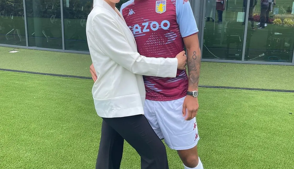 Menjadi seorang istri pesepakbola sekaligus seorang ibu, tak mengabaikan Boubacar Kamara untuk tampil memesona. Kerap menemani sang suami kala merumput, ia selalu tampil stylish. Paduan blazer, flare pants, dan juga sepatu chungky, membuat tampilannya begitu memesona. (Foto: instagram/ porrovecchiocoralie)