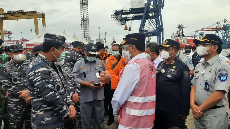 Menteri Perhubungan Budi Karya Sumadi dan Panglima TNI Marsekal Hadi Tjahjanto meninjau posko kemanusiaan Sriwijaya Air di JICT 2