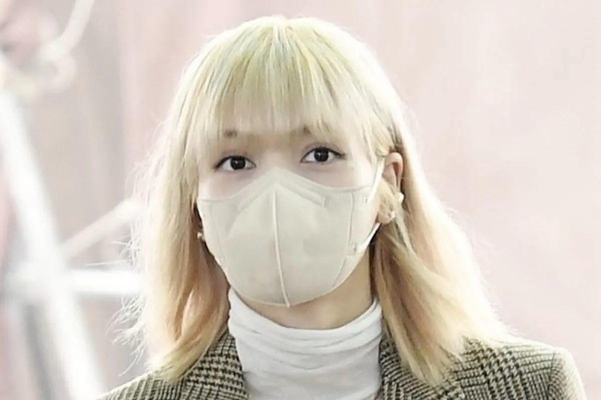 Tampilan Terbaru Lisa BLACKPINK dengan Rambut Blonde dan Membawa Ikat Rambut Seharga Rp3 jutaan saat Ke Paris