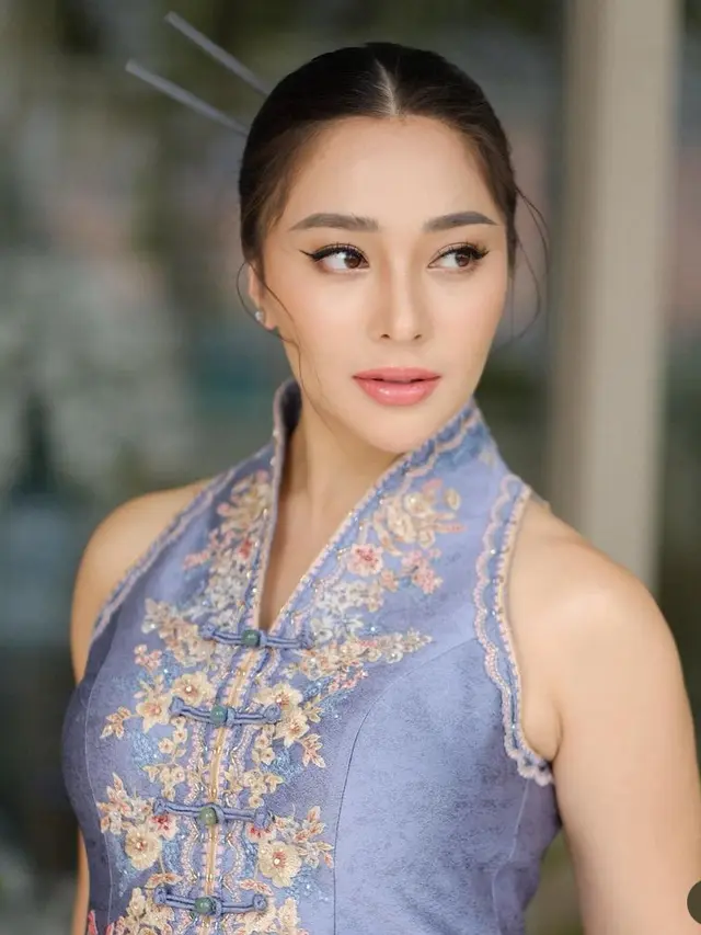 Pesona Nikita Willy Dibalut Baju Chinese Qipao. [@melinathemua]