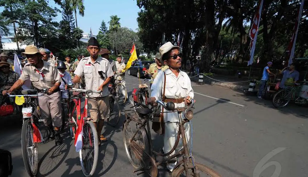 Peserta ala pejuang tampak melintasi rute yang berakhir di Jalan   Proklamasi (Liputan6.com/Herman Zakharia)