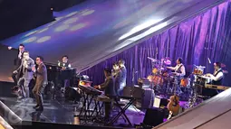Kahitna menghibur penggemarnya saat konser bertajuk 'Kahitna 30 Years Anniversary Love Festival' di Jakarta, Sabtu (13/2/2016). Konser tersebut juga diramaikan dengan penampilan sejumlah musisi Tanah Air. (Liputan6.com/Immanuel Antonius)