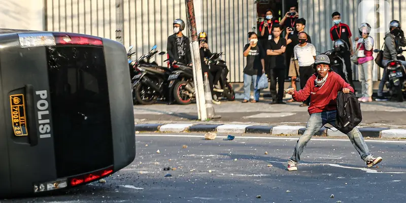 FOTO: Massa Bentrok dengan Polisi di Pejompongan