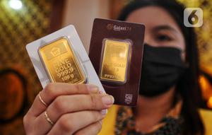 Pegawai menunjukkan emas batangan di Galeri 24, Jakarta, Selasa (13/9/2022). Mengutip dari laman logammulia.com, cetakan emas terkecil yakni 0,5 gram, berada di level Rp 525.000. Sedangkan, untuk satuan 5 gram, dihargai Rp 4.525.000, dan 10 gram Rp 8.995.000. (Liputan6.com/Angga Yuniar)