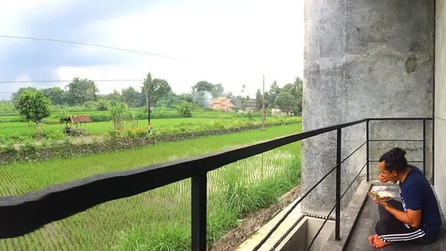 6 Potret Rumah Unik Cella Kotak, Berkonsep Basement di Pinggir Sawah