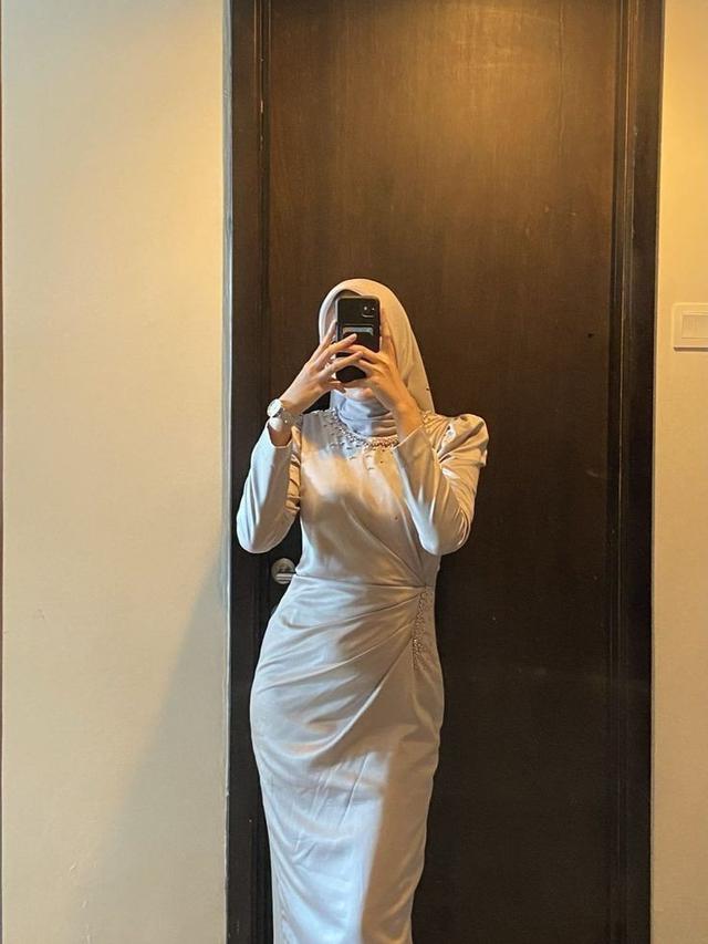 Dress Hijab dengan Lekukan pada Rok