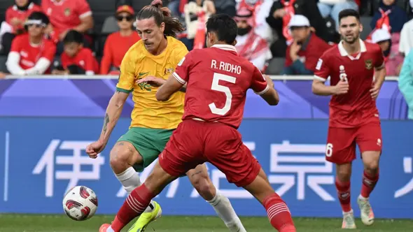 <p>Gelandang Timnas Australia, Jackson Irvine, coba melewati kawalan bek Timnas Indonesia, Rizky Ridho pada laga 16 besar Piala Asia 2023 di&nbsp;Jassim Bin Hamad Stadium, Al Rayyan, Minggu (28/1/2024) malam WIB. (AFP/HECTOR RETAMAL)</p>