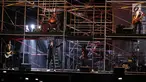 Penampilan grup musik Slank saat membawakan lagu Pak Tani, Mars Slankers, dan Maju Terus Pantang Mundur pada Konser Pancasila Gemilang di JCC, Jakarta, Selasa (22/08). Lagu tersebut menggambarkan Sila Kelima Pancasila. (Liputan6.com/Herman Zakharia)