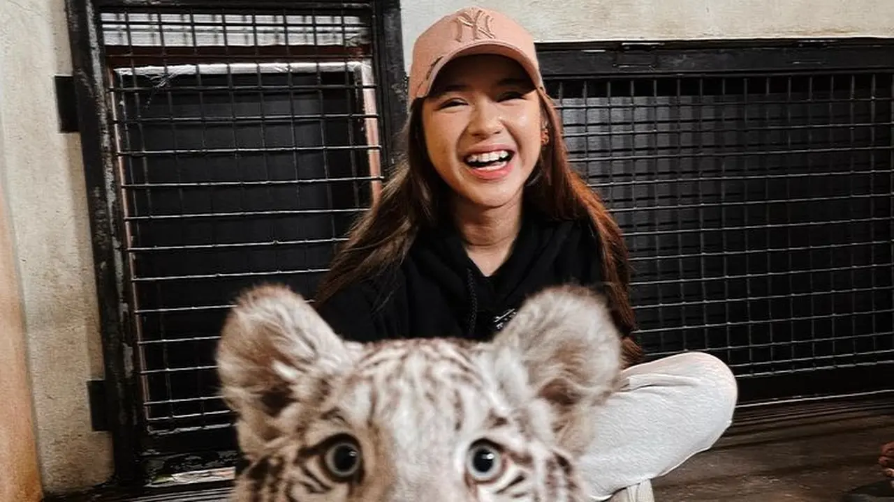 Tiara Andini bersama bayi harimau Selena. (Foto: Instagram/tiaraandini)