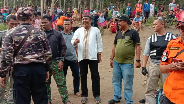Beberapa masyarakat tengah menyaksikan proses pencarian dua pelajar asal Cibatu yang hanyut di sungai Cimanuk Garut, Jawa Barat