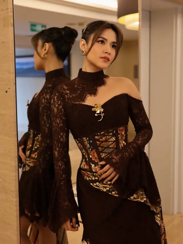 Raisa tampil memesona kenakan korset batik. [@bubahalfian]