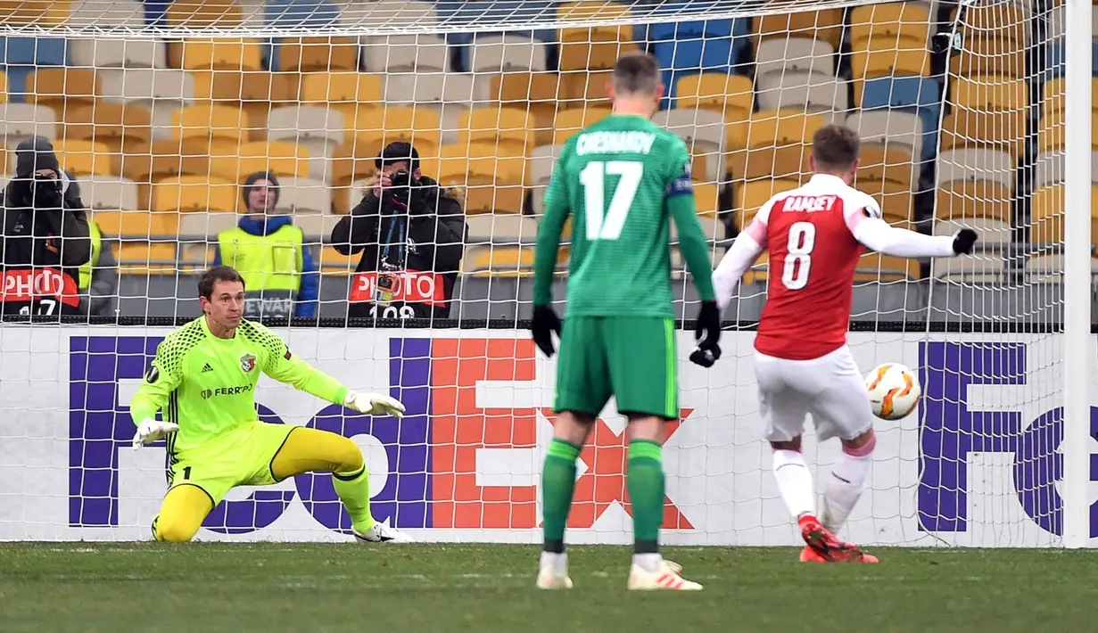 Eksekusi tendangan penalti Aaron Ramsey melahirkan gol kedua untuk Arsenal pada laga lanjutan Grup E Liga Europa yang berlangsung stadion NSK Olimpiyskiy, Kyiv, Jumat (30/11). Arsenal menang atas Vorskla 3-0. (AFP/Sergei Supinsky)
