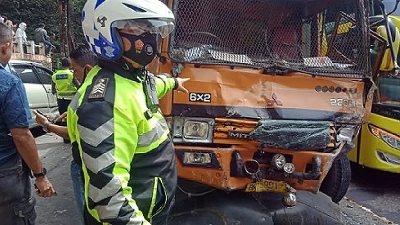 Kendaraan Tronton Hino BK 9991 XA mengalami rem blon dan menambarak sejumlah kendaraan di depan Air Terjun Lembah Anai. (Liputan6.com/ Dok Polres Padang Panjang)