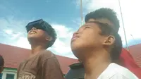 Penampakan fenomena Gerhana Matahari Cincin ( GMC ) di Kota Palu mengundang antusiasme warga untuk datang ke Kantor Stasiun Geofisika Klas I Palu. (Liputan6.com/Heri Susanto)