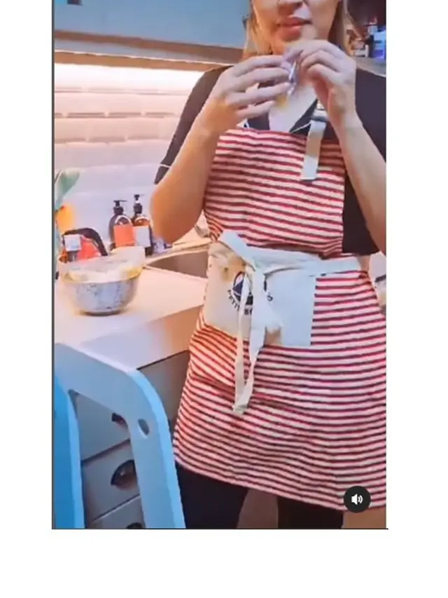 7 Potret Raisa saat Masak Ditemani Zalina Ini Curi Perhatian