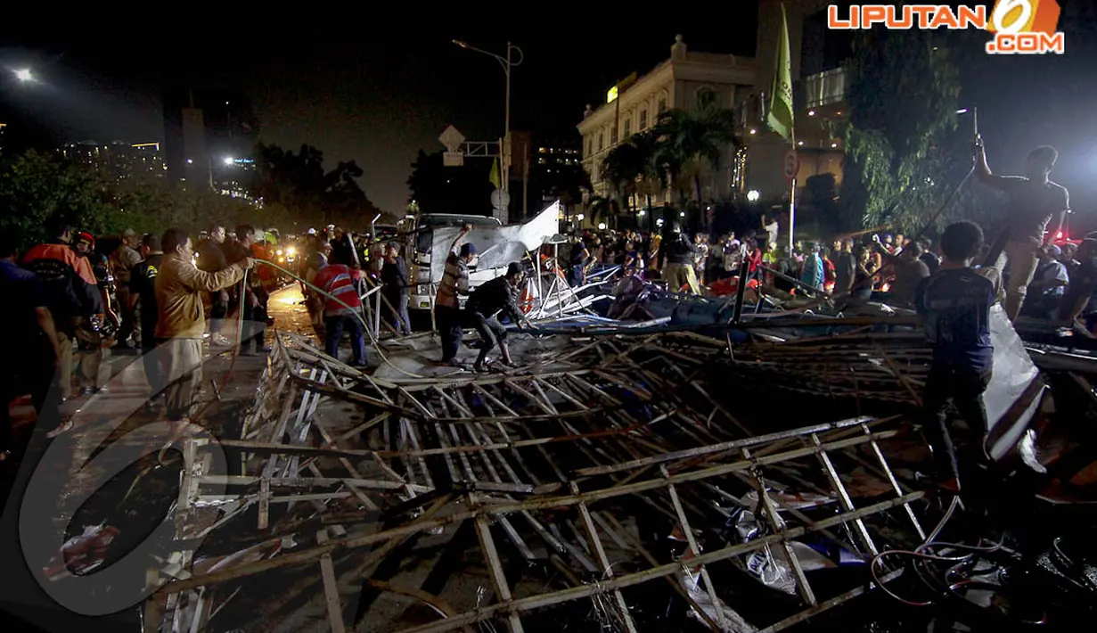 Sebuah papan reklame berukuran 40x40 meter jatuh di Jalan S. Parman, Slipi, Jakarta, Selasa (22/4/14). (Liputan6.com/Faizal Fanani)