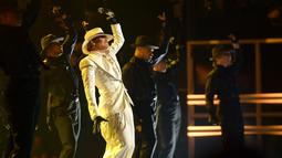 Aksi panggung Jennifer Lopez dalam acara Billboard Music Awards 2018 di MGM Grand Garden Arena, Las Vegas, AS (20/5). JLo tampil dengan busana seperti Michael Jackson saat menyanyikan lagu Smooth Criminal (1988). (AFP Photo/Matt Winkelmeyer)