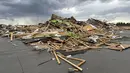 Puing-puing terlihat dari rumah yang hancur di barat laut Omaha, Nebraska, Amerika Serikat (AS), setelah tornado melanda daerah tersebut, Jumat (26/4/2024). (AP Photo/Margery A. Beck)