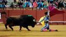 Matador Spanyol, Juan Jose Padilla saat menghadapi banteng di arena adu banteng Maestranza di Sevilla pada 16 April 2016. (AFP PHOTO / CRISTINA QUICLER)