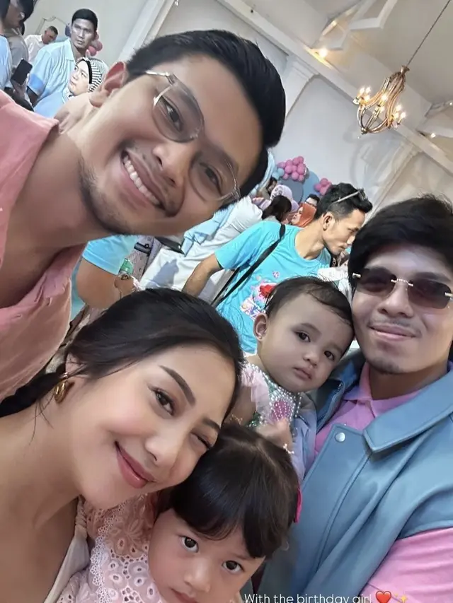 Gaya Publik Figur Hadir di Ulang Tahun Azura ke-1 Anak Kedua Atta Halilintar dan Aurel Hermansyah. [@nonawilly16]